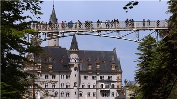 Touristen stehen auf der Marienbrücke vor dem Schloss Neuschwanstein. Ein Mann hatte dort zwei Frauen attackiert und wurde nun verurteilt.