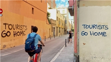 „Tourists Go Home“-Parolen im Künstlerviertel Vila de Gràcia in Barcelona.