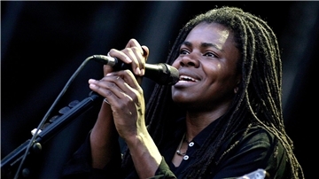 Tracy Chapman ist in Nashville für ihren Song „Fast Car“ ausgezeichnet worden.
