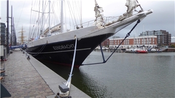 Lernen unter Segeln: 38 Jugendliche stechen mit der „Eendracht“ in See Der niederländische Dreimast-Schoner „Eendracht“ liegt fest vertäut an der Kaimauer im Neuen Hafen von Bremerhaven. Im Hintergrund sind weitere Segelschiffe und moderne Hafengebäude zu sehen.
