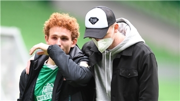 Tränen der Trauer: Werders Josh Sargent (l) geht nach dem Abstieg mit Nick Woltemade über den Platz.
