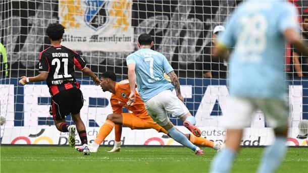 Eintracht verliert - Baumgart zeigt Stinkefinger und fliegt Traf gleich dreimal für Union Berlin: Oliver Burke.