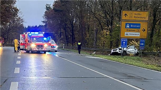 Schwerer Unfall auf der B71: 25-jähriger Autofahrer stirbt nach Kollision mit Lkw Tragischer Unfall bei Rotenburg: Ein 25-Jähriger geriet in den Gegenverkehr und starb nach der Kollision mit einem Lkw im Krankenhaus.
