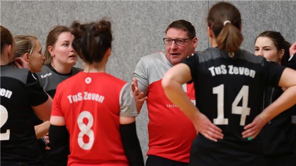 Doppel-Niederlage für die Zevener Oberliga-Volleyballerinnen Trainer Axel Körner nutzte jede Auszeit, um seinen Spielerinnen wichtige Hinweise zu geben.