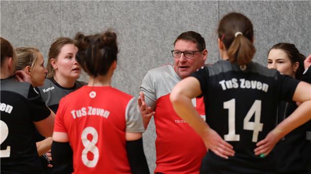 Zevener Volleyballerinnen freuen sich über eine weitgehend sorgenfreie Saison Trainer Axel Körner nutzte jede Auszeit, um seinen Spielerinnen wichtige Hinweise zu geben.
