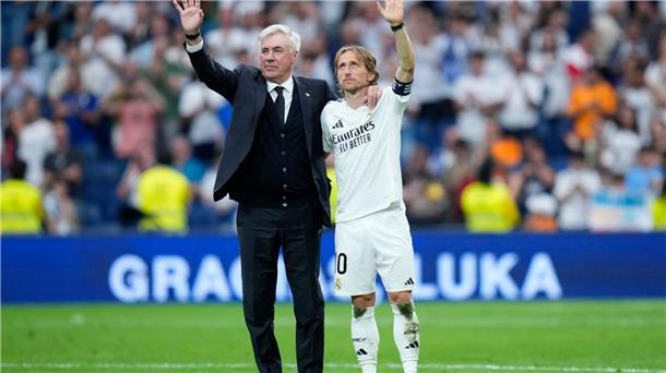 Umarmung mit Kroos: Bewegender Bernabéu-Abschied für Modrić Trainer Carlo Ancelotti (l) und Luka Modrić bei ihrem letzten Spiel im Bernabeu.