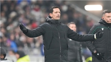 Trainer Dino Toppmöller von Eintracht Frankfurt sah nach der Niederlage in der Europa League bei Olympique Lyon die Rote Karte.
