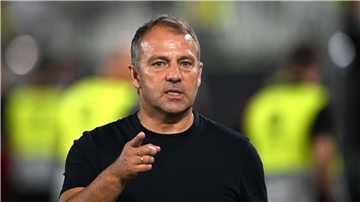 Trainer Hansi Flick hat mit dem FC Barcelona eine deutliche Niederlage in der Vorbereitung hinnehmen müssen.