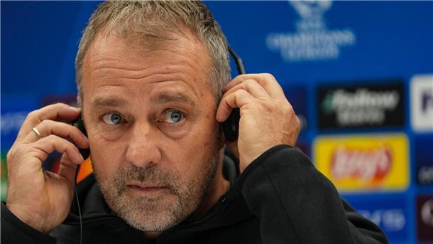 Trainer Hansi Flick muss etwas länger auf die Rückkehr ins Camp Nou warten.