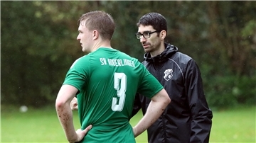 Trainer Marco Hendreich, hier im Austausch mit Alexander Mehrkens, wählt eher die moderate und leise Art des Coachings.