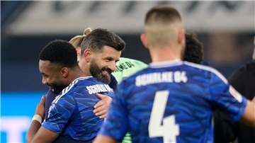 Schalker Aufstiegsträume haben einen Namen: Miron Muslic Trainer Miron Muslic (l) lässt die Schalke-Fans vom Aufstieg träumen.