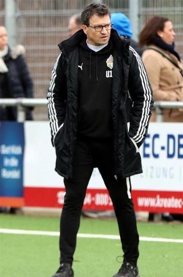 A/O/B/H/Heeslingen schlägt Havelse und zieht ins Viertelfinale ein Trainer Olaf Lakämper