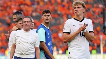 Trainer Ralf Rangnick (links) freut sich mit seiner Mannschaft über den Einzug ins EM-Achtelfinale. Die Österreicher spielen einen mutigen Fußball.