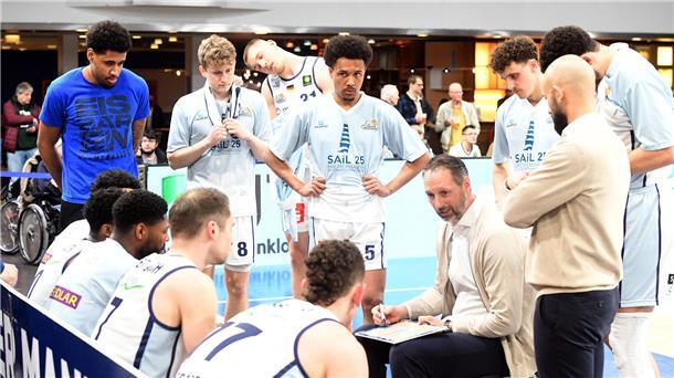 Trainer Steven Esterkamp stellt seine Mannschaft in einer Auszeit neu ein. Die Eisbären Bremerhaven fordern in der ÖVB-Arena in Bremen den ProA-Tabellenführer Science City Jena heraus.