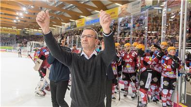 Trainer Thomas Popiesch feierte nach dem Spiel zusammen mit den Spielern der Fischtown Pinguins den historischen Erfolg.
