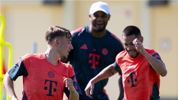 Trainer Vincent Kompany, hier beim Training mit Nachwuchstalent Lennart Karl (l) und Raphael Guerreiro (r), plant Großes in den USA.