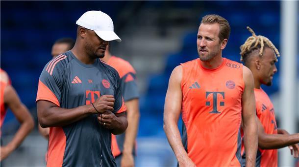 Trainer Vincent Kompany (l) im Gespräch mit Torjäger Harry Kane.