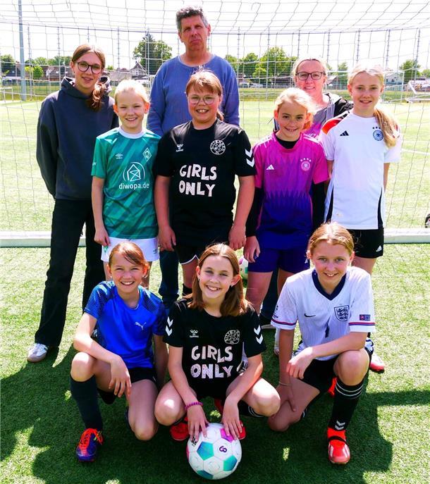 Finale in Berlin ist das große Ziel der Kickerinnen aus Sittensen Trainerin Carolina Zapel, Lehrer Michael Krist und Kerstin Kaiser (hinten von links) wollen mit ihren Schülerinnen am Mittwoch den Einzug in die Bezirksmeisterschaften erreichen.