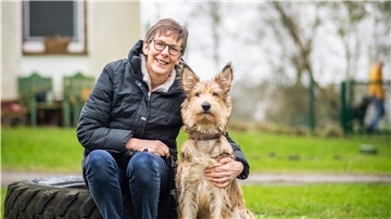 Trainerin Ulrike Biermann mit Hündin Anouk.