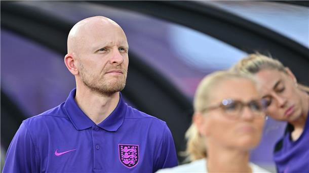 „Königin der Löwinnen“: Holt Wiegman das historische Triple? Trainiert bald sein Heimatland: Englands niederländischer Co-Trainer Arjan Veurink.