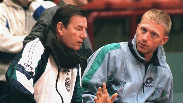 Trainierte die ganz Großen: Der frühere Davis-Cup-Coach Niki Pilic (l) im Jahr 1996 mit Boris Becker. (Archivbild)