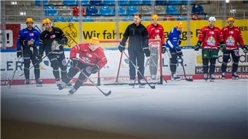 Spieler der Fischtown Pinguins laufen auf dem Eis