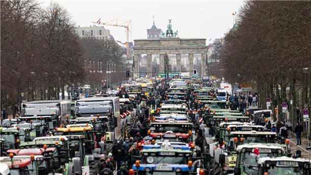 Bauern mit Wut und Traktoren gegen Aus für Agrardiesel Traktoren bis zum Brandenburger Tor: Der Deutsche Bauernverband hat zur Demo „Zu viel ist zu viel! Jetzt ist Schluss!“ aufgerufen.
