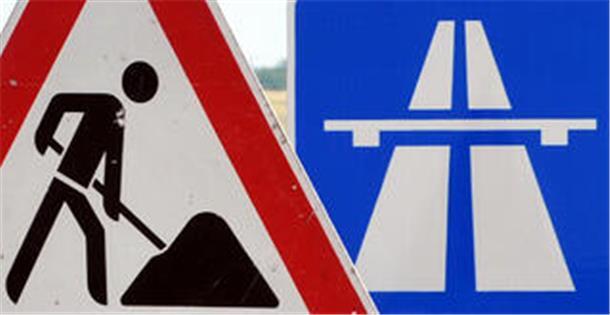 Unfall in Baustelle auf A27: Transporter-Fahrer beschädigt Baken und flüchtet  Ein Baustellenschild ist vor einem Autobahnschild platziert.