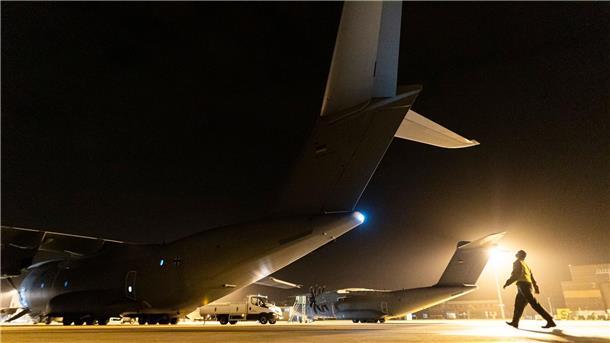 Versehentlich getötete Geiseln zeigten weiße Flagge Transportflugzeuge der Bundeswehr auf dem Gelände des Fliegerhorsts Wunstorf.