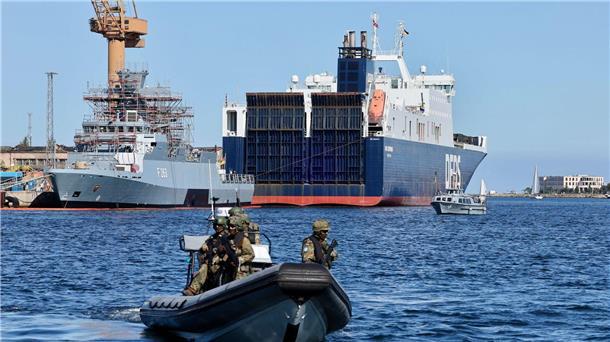 Bundeswehr übt für den Ernstfall - „Wir werden getestet“ Transportschiff „Ark Germania“ mit schwerem Militärgerät kurz vor dem Auslaufen nach Litauen.