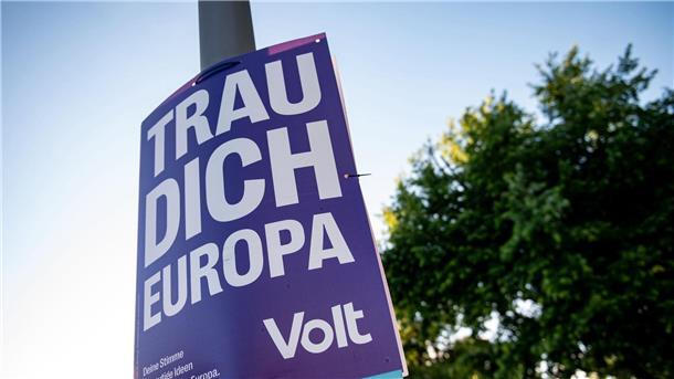 Jung und für Europa: Das steckt hinter Volt „Trau dich Europa“: Ein Wahlplakat der Partei „Volt“.