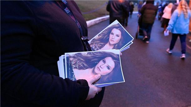 Lisa Marie Presley: Hintergründe für frühen Tod geklärt Trauerfeier für Lisa Marie Presley im Januar 2023. Die Tochter von Elvis Presley wurde nur 54 Jahre alt.