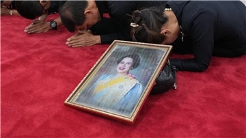 Bilder des Tages Trauernde beten in Bangkok mit einem Porträt der Königinmutter Sirikit.