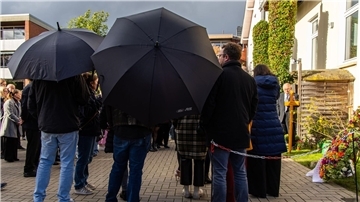 Trauernde gedenken der Opfer der Bluttat.