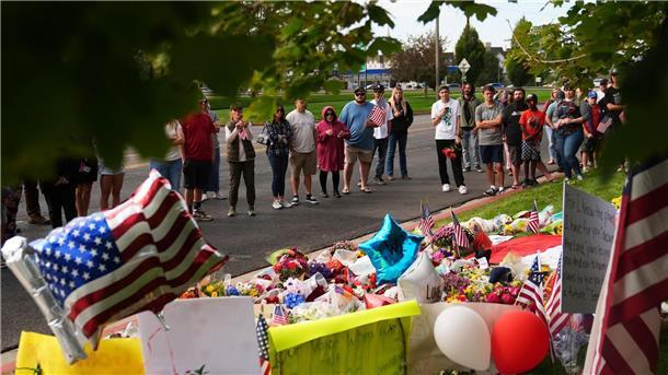 Kirk-Attentat: Verdächtiger hat bisher „nicht kooperiert“ Trauernde kommen zum Tatort.