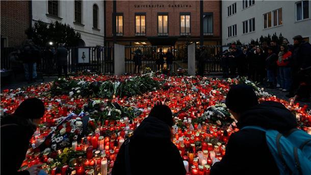 Trauernde legen Blumen und Kerzen für die Opfer der tragischen Schusswaffenattacke an der Philosophischen Fakultät der Karls-Universität nieder.
