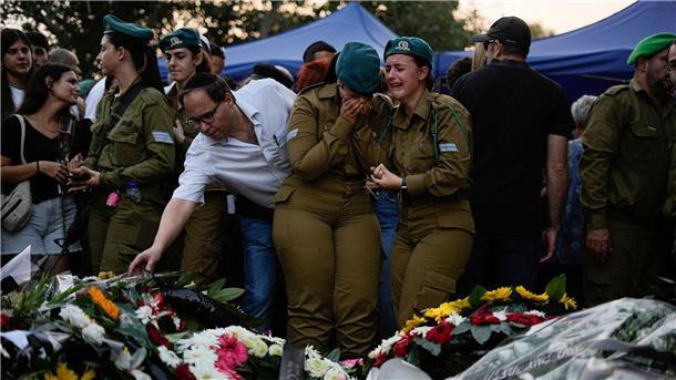 Trauernde versammeln sich um die Gräber von Yam Goldstein und ihrem Vater Nadav, die am 7. Oktober in ihrem Haus im Kibbuz Kfar Aza von Hamas-Mitgliedern ermordet wurden. Der Rest der Familie wird vermutlich in Gaza als Geiseln gehalten.