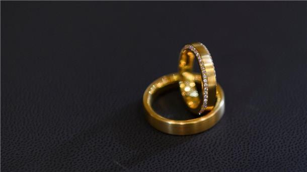 Trauringe auf schwarzem Untergrund. Eine ehrliche Finderin hat eine Schachtel mit zwei Ringen auf der Straße gefunden, sich bei der Polizei gemeldet und damit einen Heiratsantrag an Heiligabend möglich gemacht (Symbolbild).