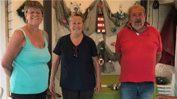 Traute Ifsen, die bisherige Eigentümerin des „Treffs am Deich" (Mitte) mit Ansbert und Ursula Miletzki vor ihrem Haus: Sie alle freuen sich, dass für das Freizeitgelände eine gute Lösung gefunden ist.