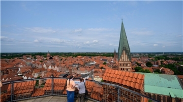 Trauungen auf dem historischen Wasserturm in Lüneburg sind beliebt. Das Wahrzeichen der Hansestadt feiert ein Wochenende lang Jubiläum mit Führungen und künstlerischem Programm.