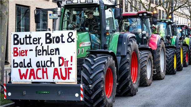 Bauernproteste: Heute Morgen wird der Hafen in Bremerhaven blockiert Trecker-Demo der Landwirte in Bremen.