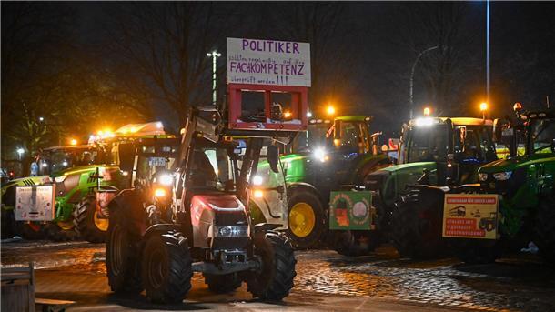 Bauernproteste: Heute Morgen wird der Hafen in Bremerhaven blockiert Trecker sammeln sich an der Stadthalle.