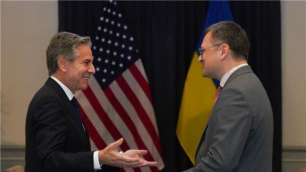 US-Präsident Biden umwirbt Asean-Staaten Treffen der Außenminister in Phnom Penh: Antony Blinken (l) und Dmytro Kuleba.