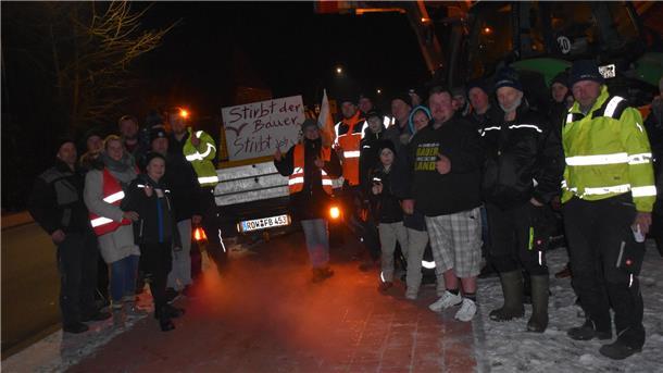 Mahnfeuer in Kirchwistedt: Die Bürger stehen hinter den Landwirten in ihrem Ort Menschen vor einem Trecker