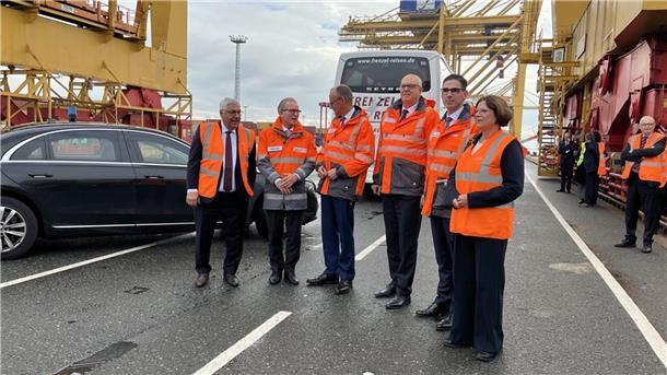 Merz in Bremerhaven eingetroffen: Kanzler trifft Senat und besucht Hafen Treffen mit SPD-Spitzen und Hafenbesichtigung stehen an.