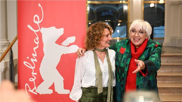 Tricia Tuttle (l) steht nach ihrer Vorstellung als neue Leiterin der Berlinale neben der Staatsministerin für Kultur und Medien, Claudia Roth.