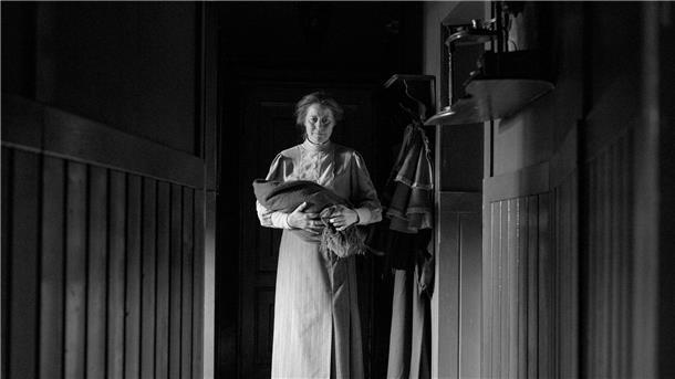 Auf der Oscar-Shortlist: „Das Mädchen mit der Nadel“ Trine Dyrholm in einer Filmszene.
