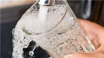 Trinkwasser ist kostbar - so kostbar, dass der Bund es jetzt besser schützen möchte.