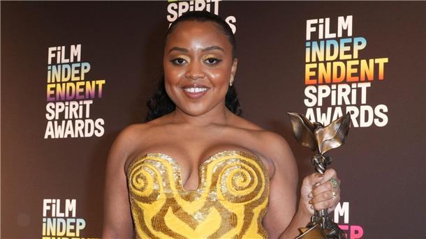 Quinta Brunson findet Filmpreise zuhause „widerwärtig“ Trophäe in der Hand - schön. Trophäe im eigenen Haus - nein, danke. Quinta Brunson will ihre diversen Preise auslagern.