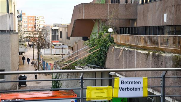 Karstadt-Abriss in Bremerhaven: Asbest hält auf Waschbeton-Fassade